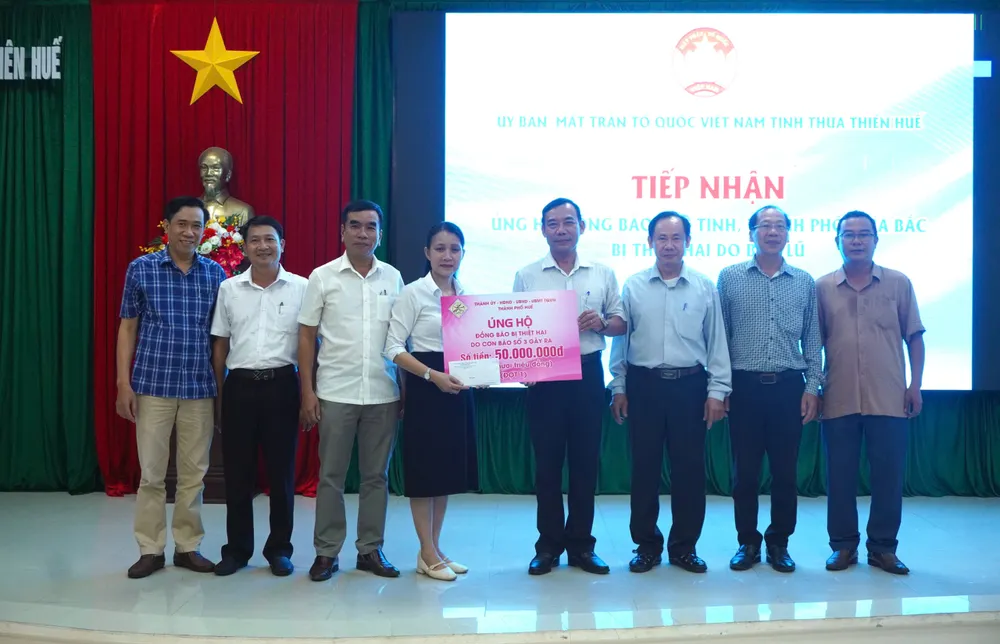 Uỷ ban MTTQ Việt Nam tỉnh Thừa Thiên Huế tiếp nhận ủng hộ đồng bào bị thiệt hại do bão số 3 gây ra. Ảnh: BT bão số 3
