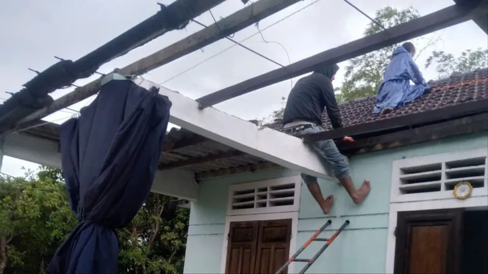 Mưa gió khiến nhiều căn nhà của người dân ở tỉnh Thừa Thiên-Huế bị tốc mái vào ngày 18-8. bão số 4