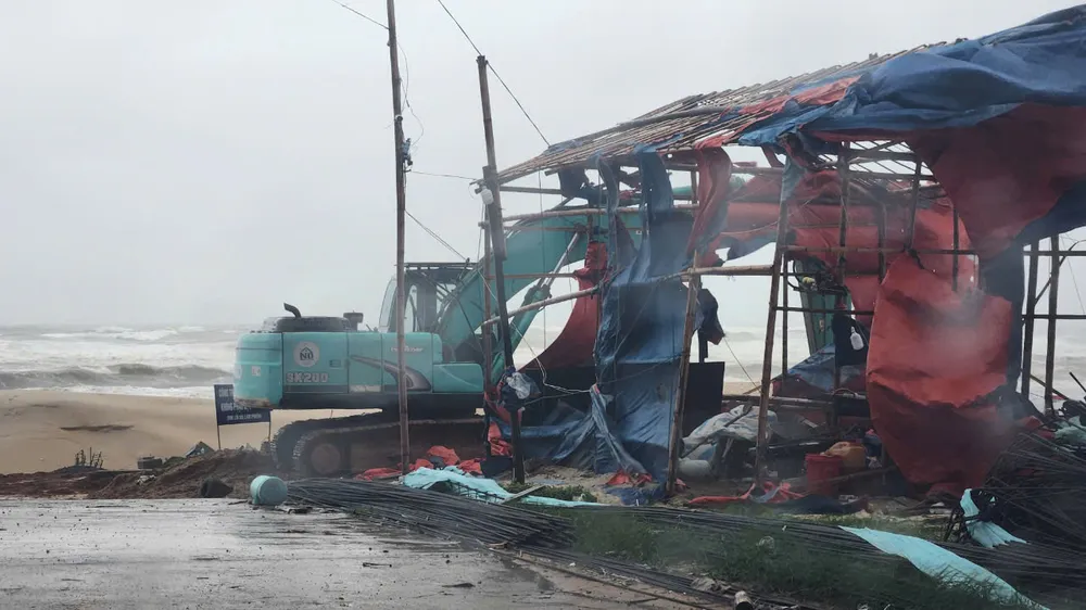 Mưa lớn kèm gió giật mạnh tại địa phương ven biển huyện Gio Linh, tỉnh Quảng Trị. Ảnh: NGUYỄN DO Bão số 4