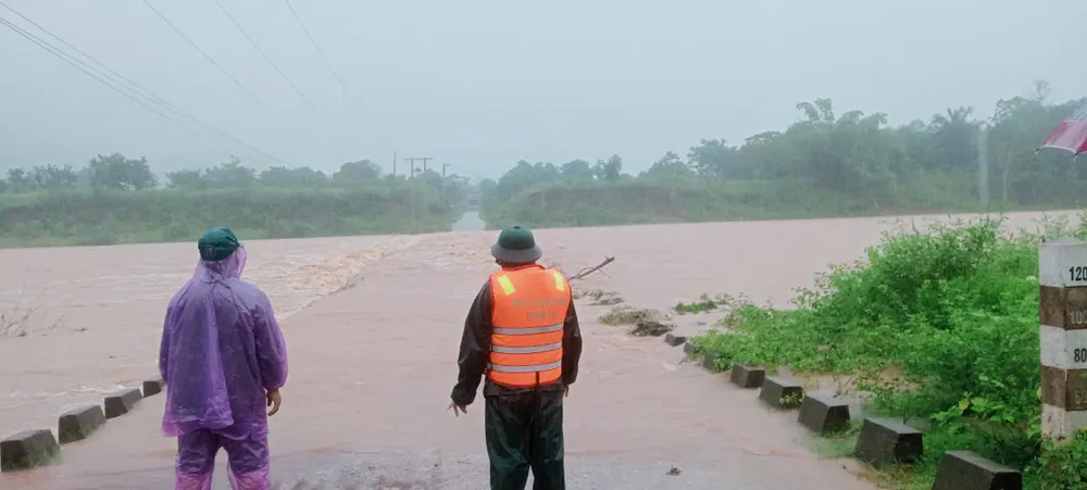 Lực lượng chức năng bố trí người túc trực tại các khu vực ngầm tràn. Ảnh: BT quang-tri-mua-xoi-xa-nuoc-o-song-suoi-dang-len-cao-chay-xiet (2).jpg