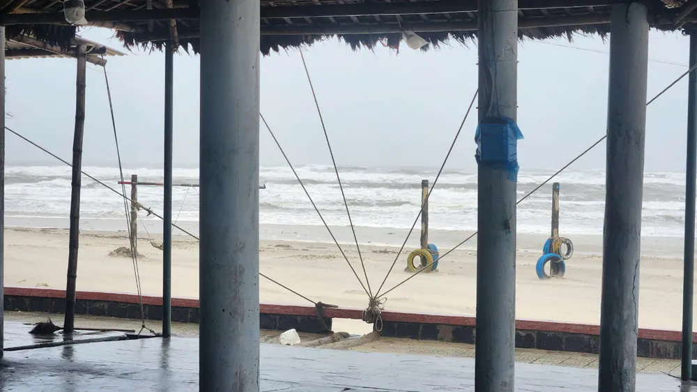Những hàng quán ven biển được gia cố trước bão số 4. Ảnh: NGUYỄN DO quang-tri-mua-xoi-xa-nuoc-o-song-suoi-dang-len-cao-chay-xiet (7).jpg