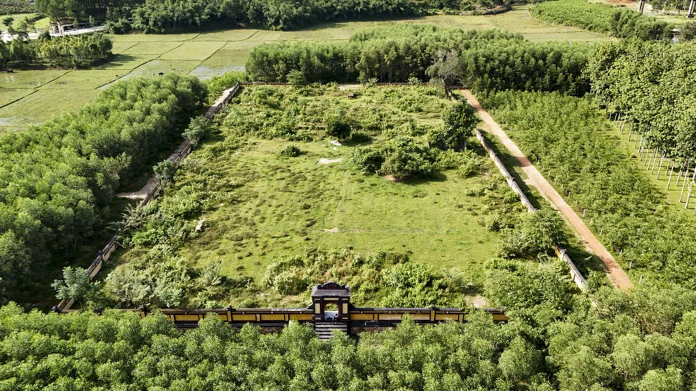 can-canh-dien-tho-me-vua-gia-long-truoc-khi-duoc-trung-tu (2).jpg