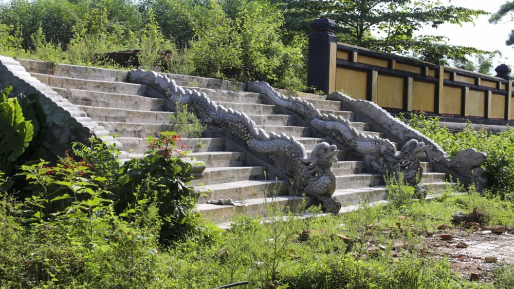 can-canh-dien-tho-me-vua-gia-long-truoc-khi-duoc-trung-tu (6).jpg