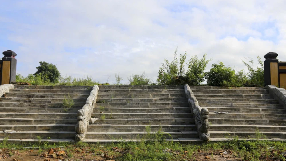 can-canh-dien-tho-me-vua-gia-long-truoc-khi-duoc-trung-tu (9).jpg