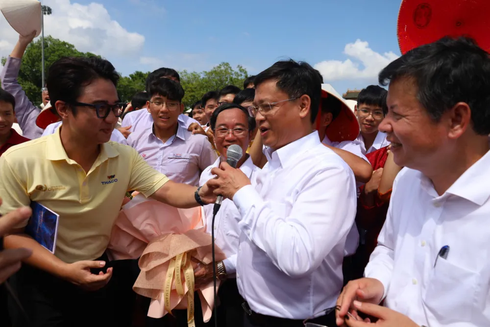 diem-cau-hue-vo-oa-cam-xuc-khi-phu-duc-vo-dich-duong-len-dinh-olympia (1).jpg