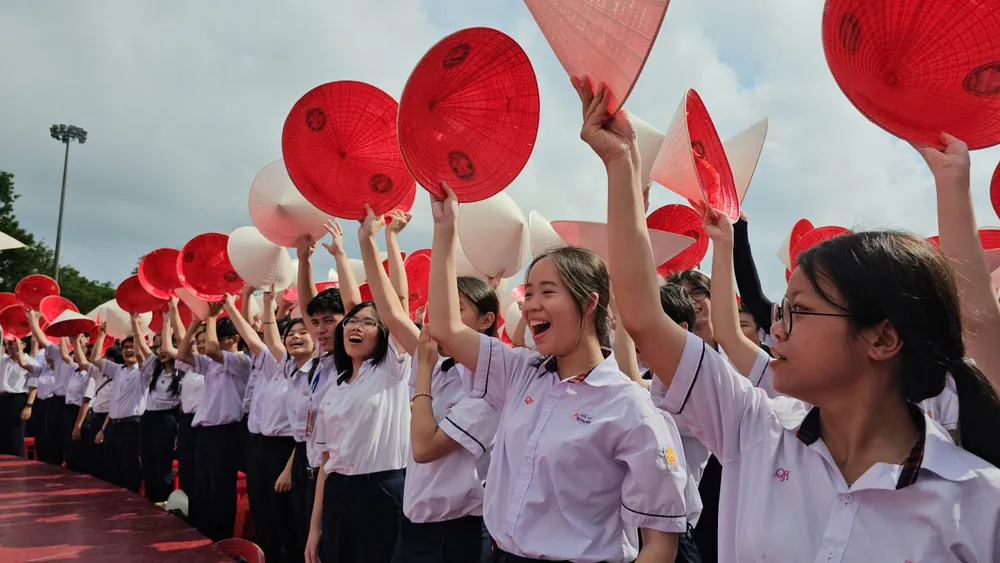 diem-cau-hue-vo-oa-cam-xuc-khi-phu-duc-vo-dich-duong-len-dinh-olympia (3).jpg