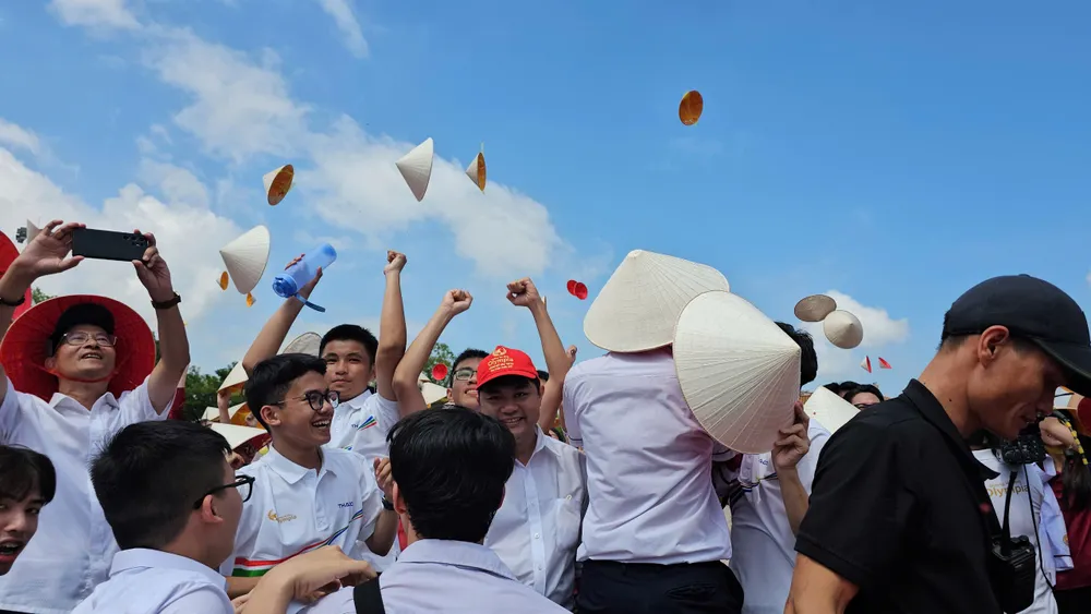 Niềm vui vỡ òa khi Phú Đức trở thành nhà vô địch Đường lên đỉnh Olympia 2024.