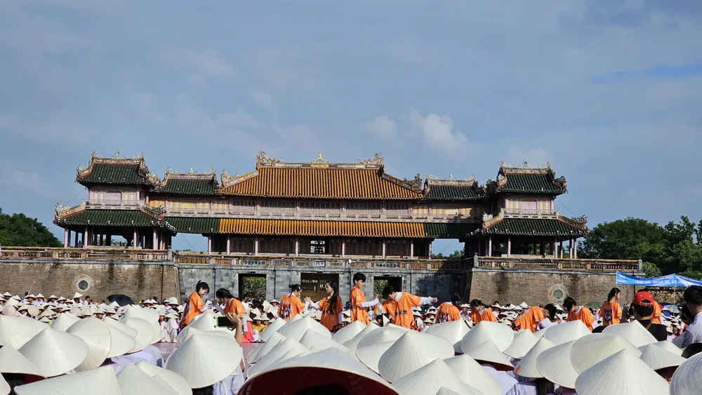 hang-nghin-nguoi-co-vu-tiep-lua-cho-cac-thi-sinh-olympia- (3).jpg