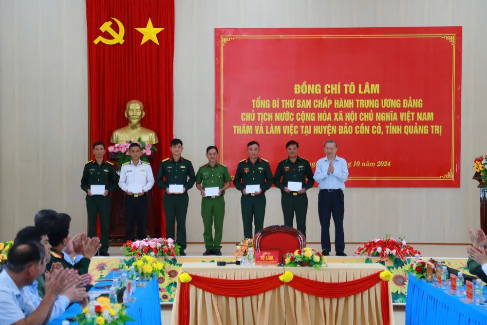 Tổng Bí thư, Chủ tịch nước Tô Lâm thăm hỏi, tặng quà cho quân dân trên đảo Cồn Cỏ. Ảnh: K.LINH