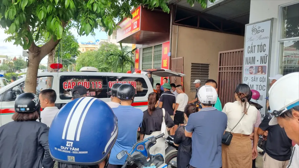 Tài xế trong lúc lùi xe bị mất lái và tông vào nhà dân làm một người chết. Ảnh: ĐT Mất lái khi lùi xe, tông vào nhà dân làm 1 người chết.