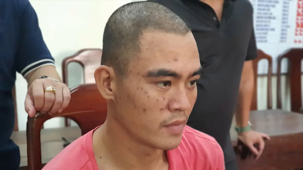 Mai Duy Long bị công an bắt giữ sau khi thực hiện hành vi cướp giật. Đang chụp hình cùng bạn, nữ du khách bị cướp giật điện thoại.jpg