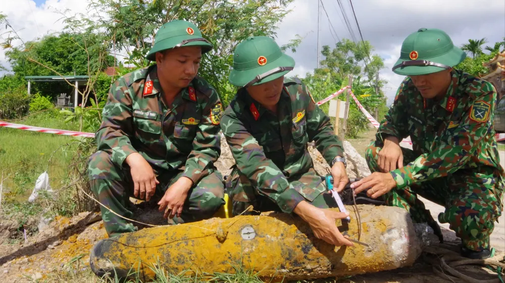 Phát hiện quả bom MK81 nặng 113kg khi đang thi công hệ thống trụ điện.