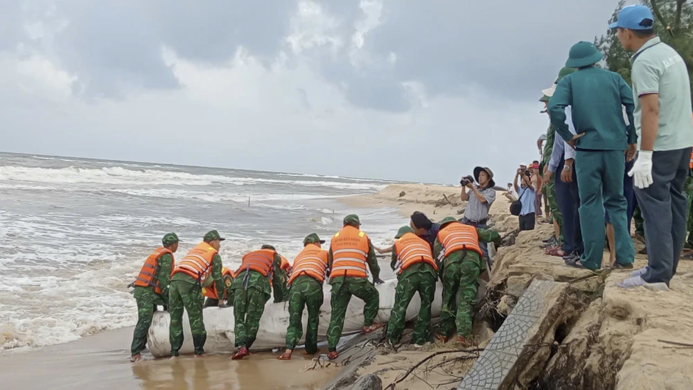 300-nguoi-doi-mua-khan-truong-gia-co-khan-cap-bo-bien (5).jpg