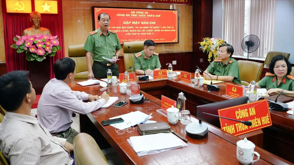Thiếu tướng Lê Hồng Hiệp, Phó Cục trưởng Cục công tác Đảng và Công tác chính trị - Bộ Công an thông tin tại buổi họp báo. Biểu diễn mô tô