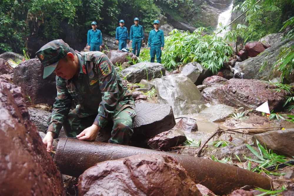 Lực lượng công binh, Bộ CHQS tỉnh Quảng Trị tiến hành hủy nổ quả bom tại chỗ. Ảnh: XUÂN DIỆN hủy nổ quả bom