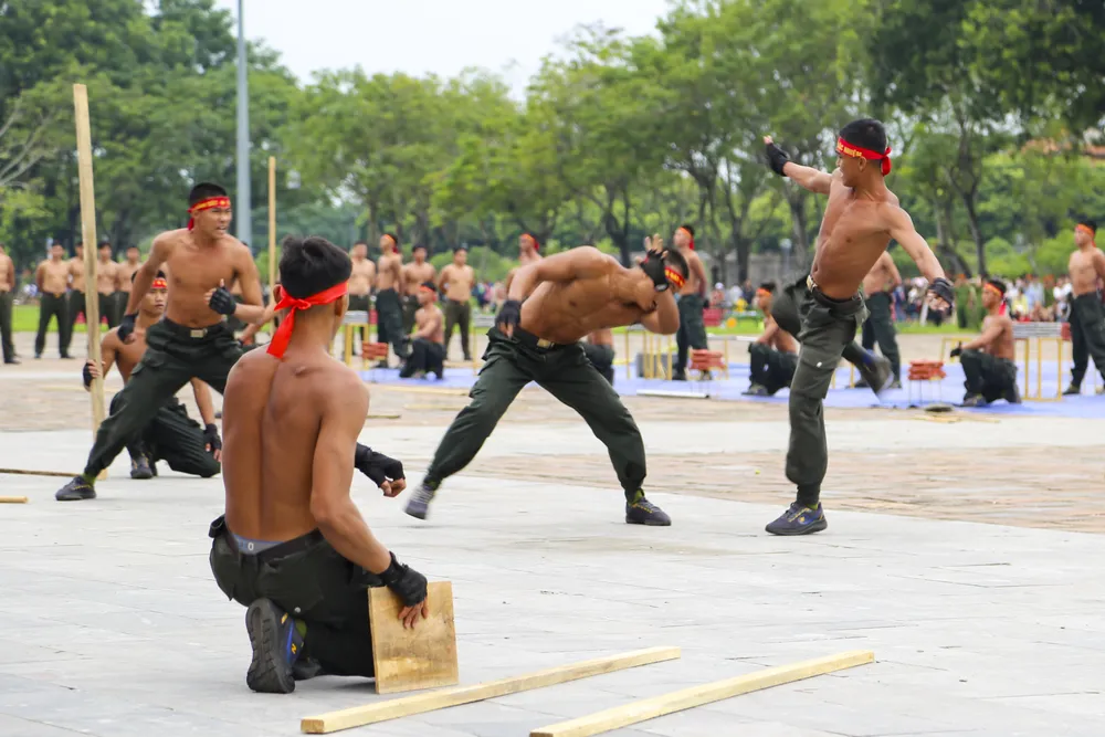 chien-si-cong-an-minh-dong-da-sat-bieu-dien-khi-cong-no-sung-tran-ap-toi-pham (10).jpg