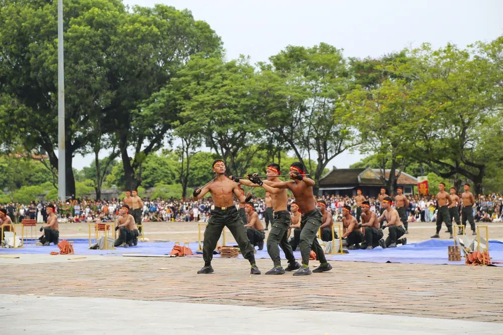 chien-si-cong-an-minh-dong-da-sat-bieu-dien-khi-cong-no-sung-tran-ap-toi-pham (13).jpg