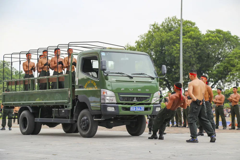 chien-si-cong-an-minh-dong-da-sat-bieu-dien-khi-cong-no-sung-tran-ap-toi-pham (18).jpg