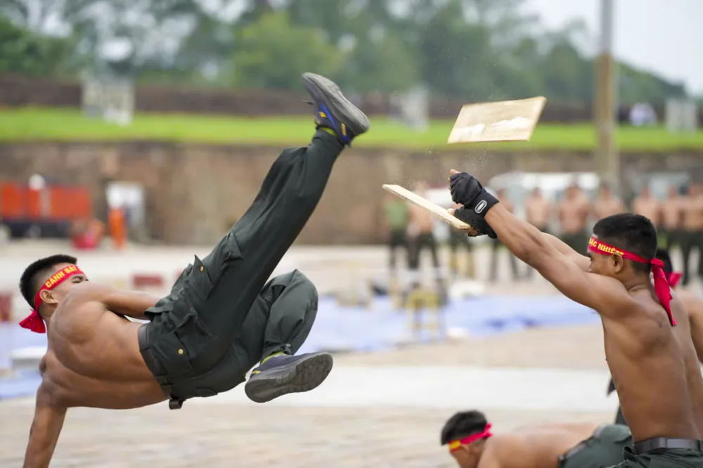 chien-si-cong-an-minh-dong-da-sat-bieu-dien-khi-cong-no-sung-tran-ap-toi-pham (2).jpg