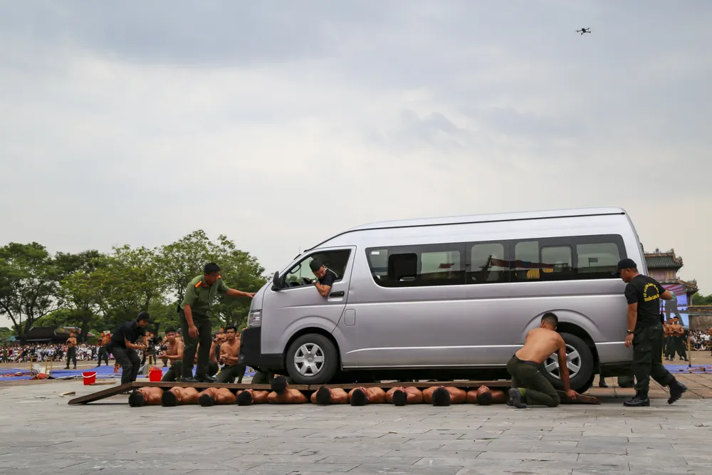 chien-si-cong-an-minh-dong-da-sat-bieu-dien-khi-cong-no-sung-tran-ap-toi-pham (20).jpg