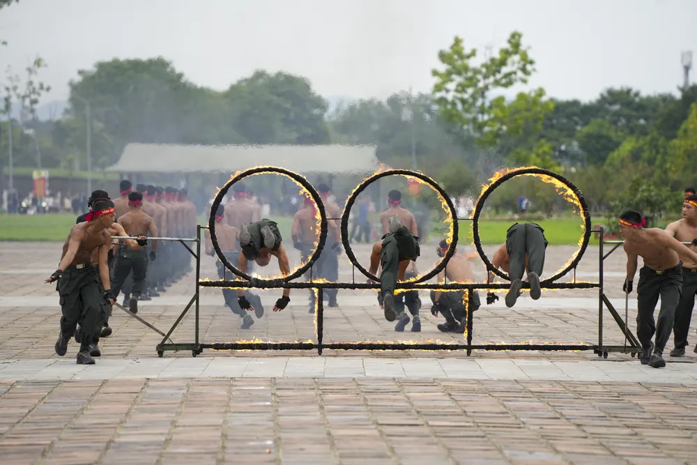 chien-si-cong-an-minh-dong-da-sat-bieu-dien-khi-cong-no-sung-tran-ap-toi-pham (26).jpg