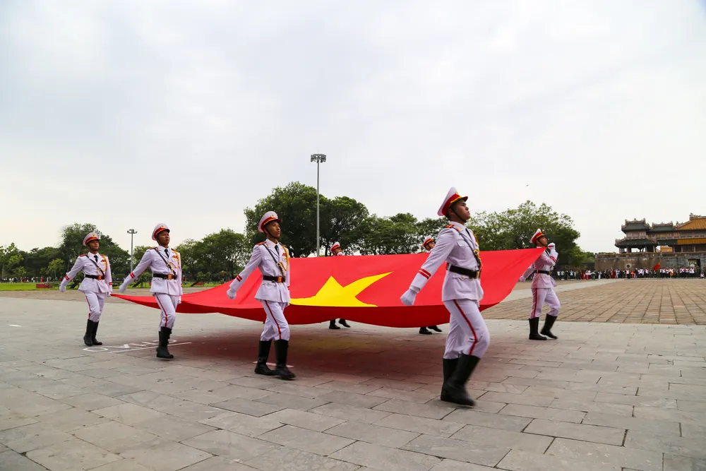 chien-si-cong-an-minh-dong-da-sat-bieu-dien-khi-cong-no-sung-tran-ap-toi-pham (7).jpg