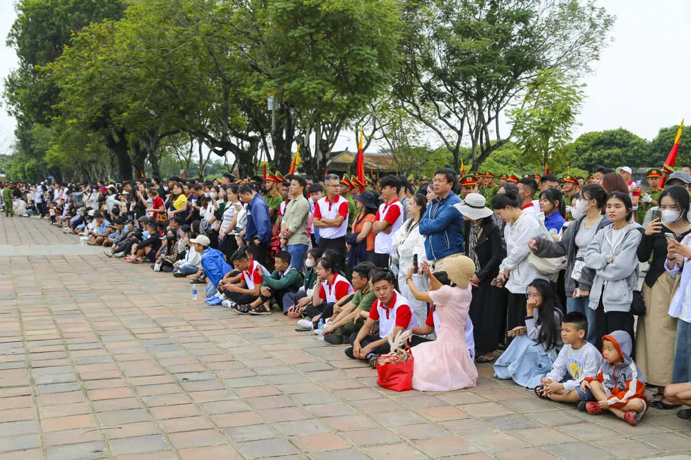 chien-si-cong-an-minh-dong-da-sat-bieu-dien-khi-cong-no-sung-tran-ap-toi-pham (8).jpg