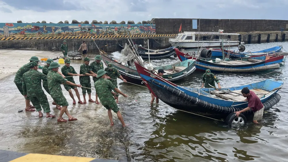 Lực lượng BĐBP Quảng Trị hỗ trợ người dân đưa tàu thuyền vào nơi neo đậu an toàn, tránh bão số 6. quang-tri-thua-thien-hue-san-sang-ung-pho-bao-so-6 (2).jpg
