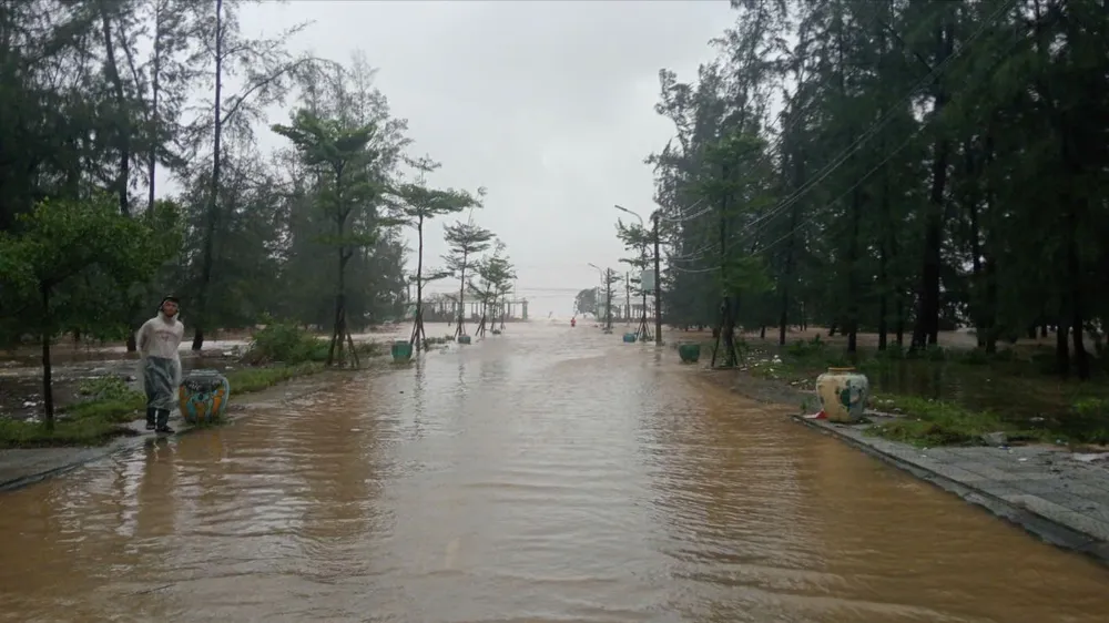 Nước biển chảy vào khu vực xã Phú Thuận. nuoc-bien-o-thua-thien-hue-dang-cao-tran-vao-nha-dan (3).jpg