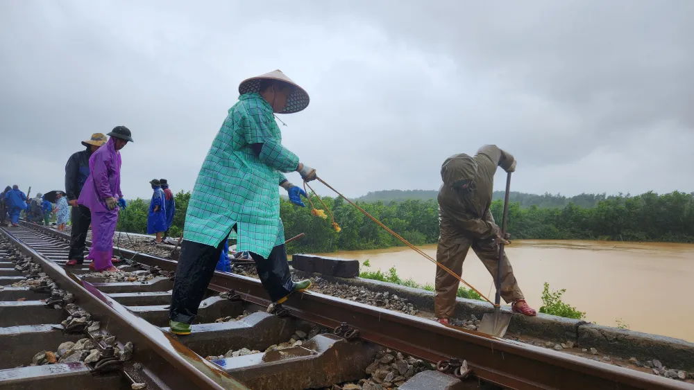 can-canh-hon-1-3km-duong-sat-bi-xoi-lo-cuon-troi-do-bao-tra-mi (1).jpg