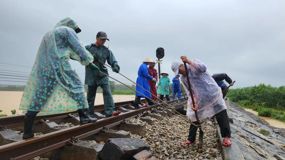 can-canh-hon-1-3km-duong-sat-bi-xoi-lo-cuon-troi-do-bao-tra-mi (3).jpg