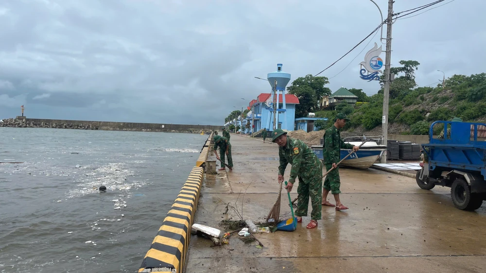 luong-rac-khong-lo-troi-dat-vao-dao-con-co (12).jpg