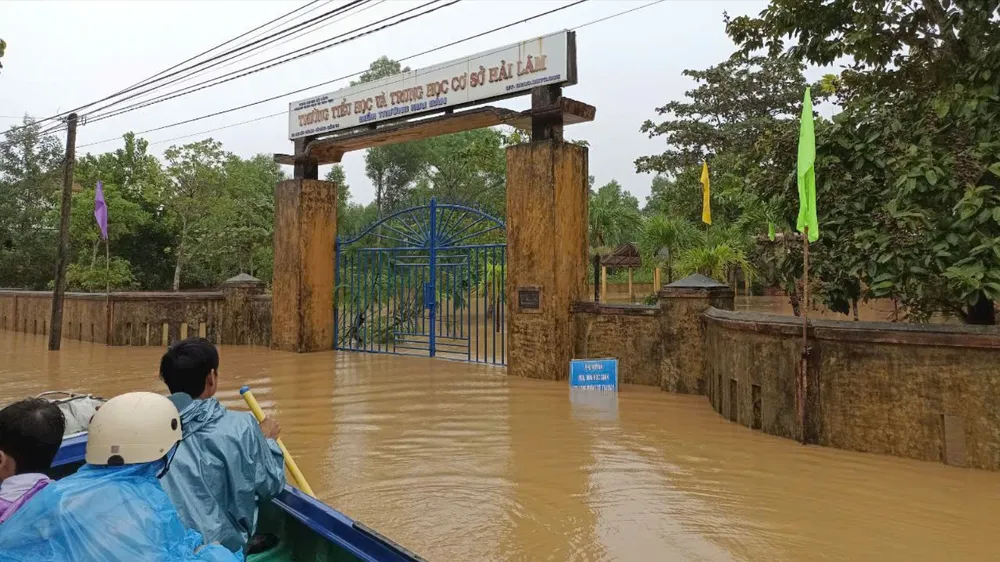 uang-tri-nhieu-nha-toc-mai-hang-nghin-hoc-sinh-nghi-hoc (1).jpg