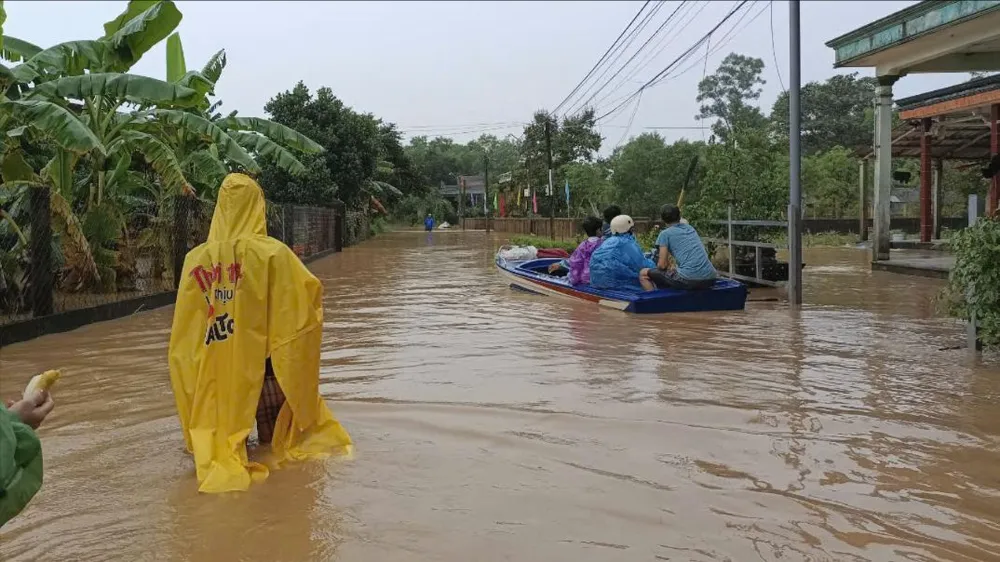 uang-tri-nhieu-nha-toc-mai-hang-nghin-hoc-sinh-nghi-hoc (19).jpg