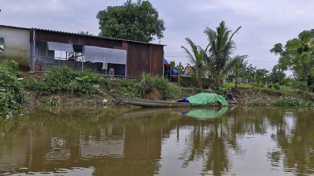 nguoi-dan-bat-an-song-ben-bo-song-bi-sat-lo-nghiem-trong-sau-mua-lu (10).jpg