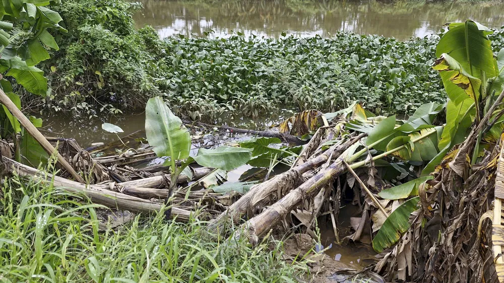 nguoi-dan-bat-an-song-ben-bo-song-bi-sat-lo-nghiem-trong-sau-mua-lu (2).jpg