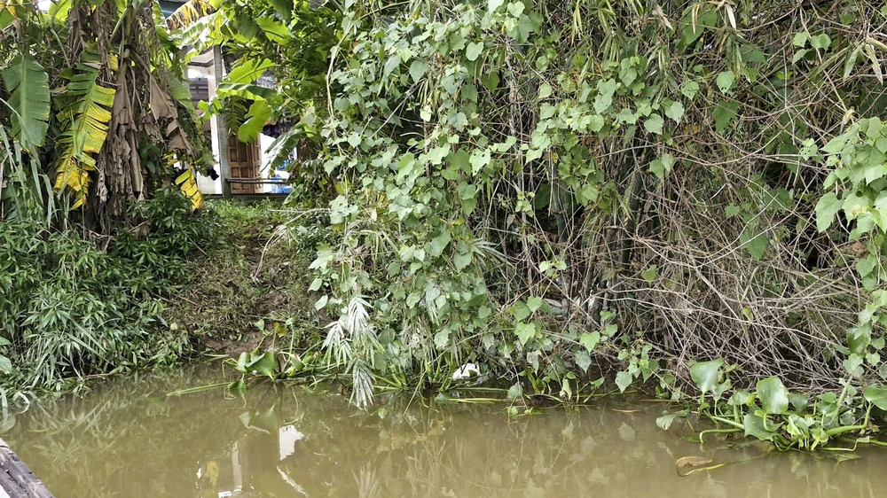 nguoi-dan-bat-an-song-ben-bo-song-bi-sat-lo-nghiem-trong-sau-mua-lu (3).jpg