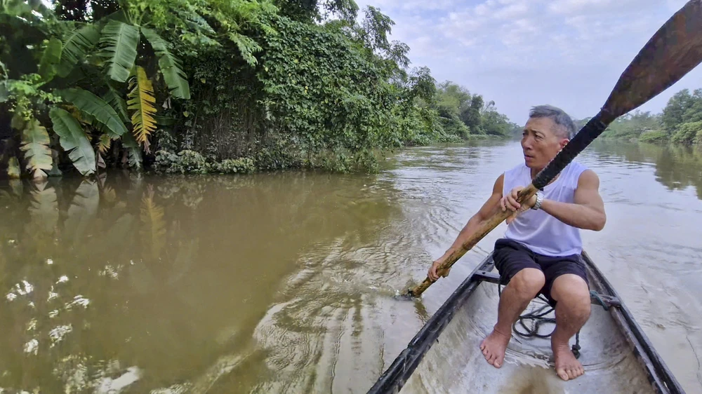 nguoi-dan-bat-an-song-ben-bo-song-bi-sat-lo-nghiem-trong-sau-mua-lu (4).jpg