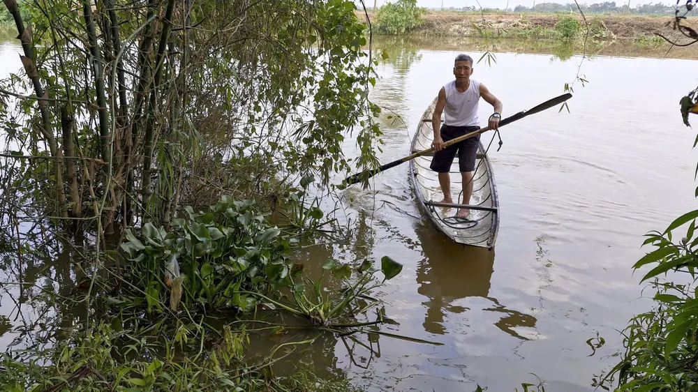 nguoi-dan-bat-an-song-ben-bo-song-bi-sat-lo-nghiem-trong-sau-mua-lu (6).jpg