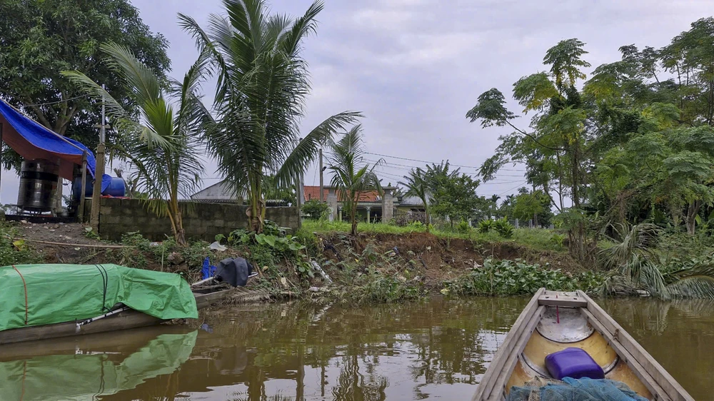nguoi-dan-bat-an-song-ben-bo-song-bi-sat-lo-nghiem-trong-sau-mua-lu (7).jpg