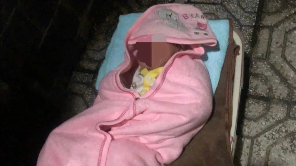 Bé gái nặng 5,5kg bị bỏ rơi trước cổng sở sở mái ấm tình thương. Ảnh: BT Bé gái bị bỏ rơi