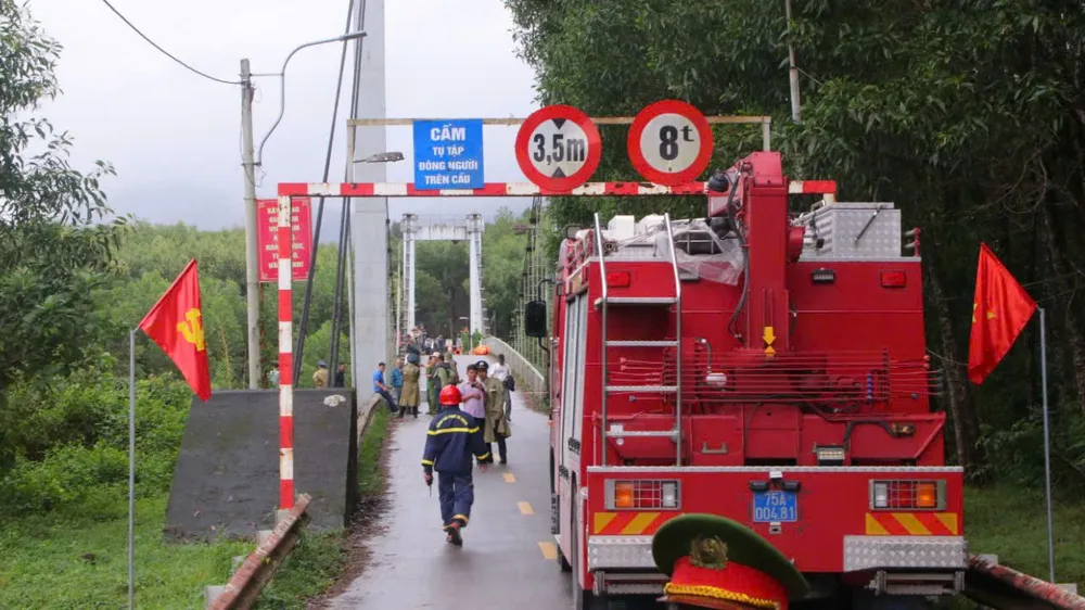 luc-luong-chuc-nang-lan-song-di-doc-bo-tim-kiem-2-nguoi-tren-xe-rac-roi-xuong-song (13).jpg