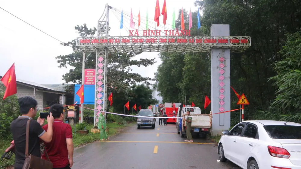 luc-luong-chuc-nang-lan-song-di-doc-bo-tim-kiem-2-nguoi-tren-xe-rac-roi-xuong-song (16).jpg