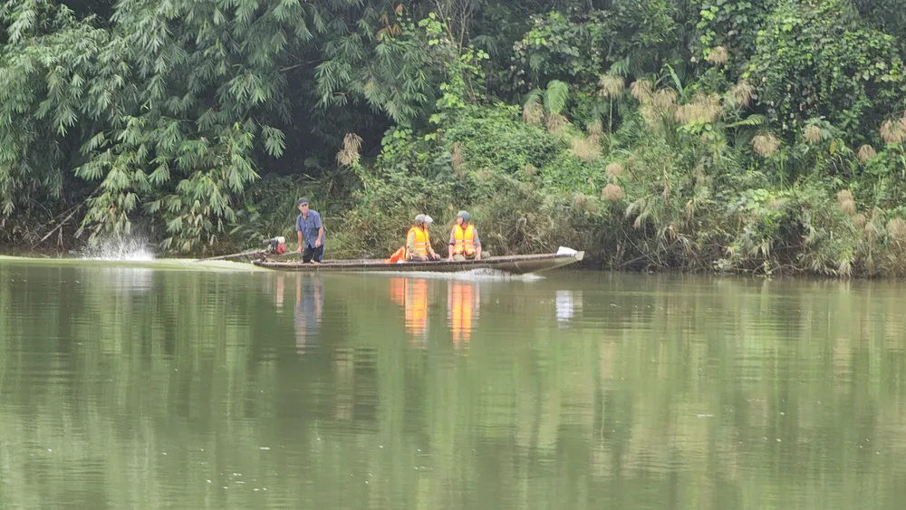 luc-luong-chuc-nang-lan-song-di-doc-bo-tim-kiem-2-nguoi-tren-xe-rac-roi-xuong-song (7).jpg