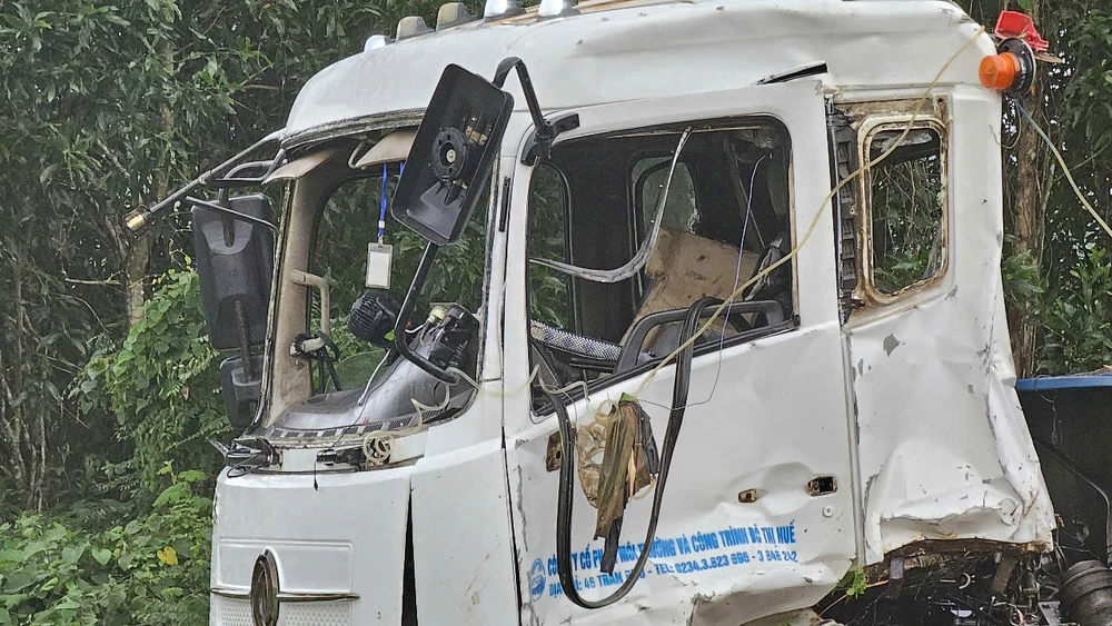 truc-vot-chiec-xe-cho-rac-bi-roi-xuong-song-o-thua-thien-hue (3).jpg