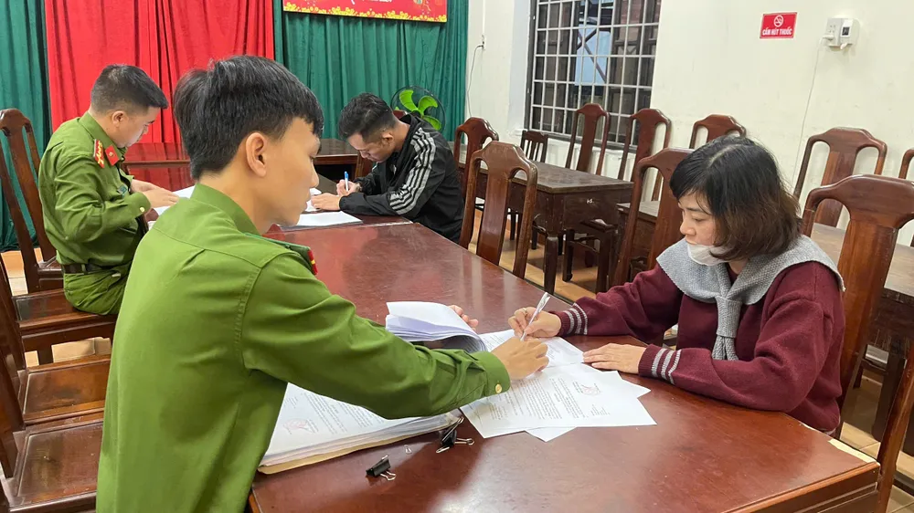 Hoàng Thị Phương Ngọc tại cơ quan công an. muon-giam-tuoi-cho-chong-de-duoc-ghep-than-nguoi-phu-nu-bi-lua-250-trieu (1).jpg