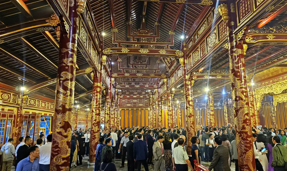 lung-linh-noi-13-vi-vua-nguyen-dang-quang-vua-mo-cua-don-khach-sau-trung-tu (31).jpg