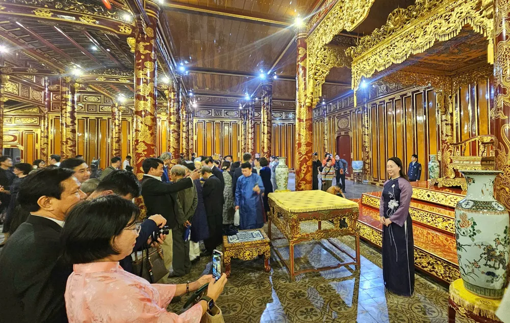 lung-linh-noi-13-vi-vua-nguyen-dang-quang-vua-mo-cua-don-khach-sau-trung-tu (36).jpg