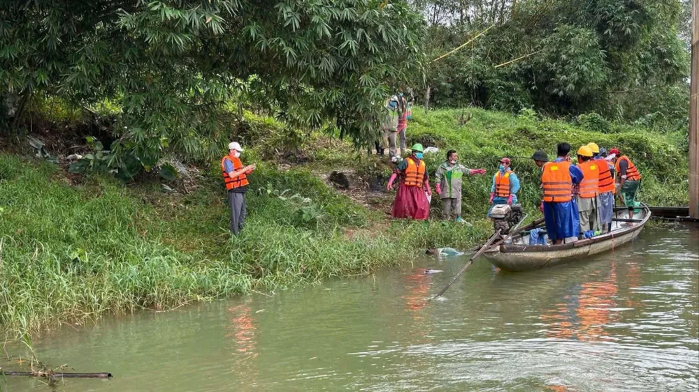 Xe rác rơi xuống sông