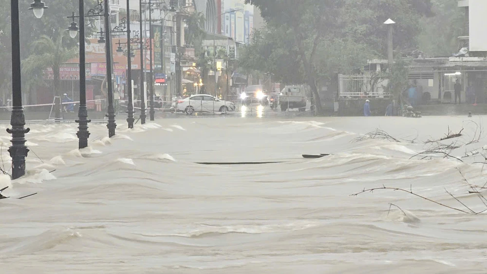 Học sinh vùng ngập lụt ở Thừa Thiên Huế tiếp tục nghỉ học. Ảnh: BT